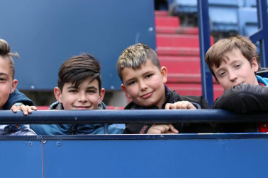 Fotos del búscate en la grada del Osasuna - Extremadura