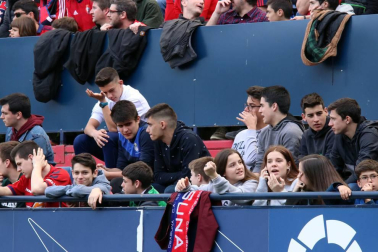 Fotos del búscate en la grada del Osasuna - Extremadura