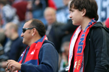 Fotos del búscate en la grada del Osasuna - Extremadura