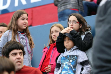 Fotos del búscate en la grada del Osasuna - Extremadura