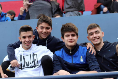 Fotos del búscate en la grada del Osasuna - Extremadura