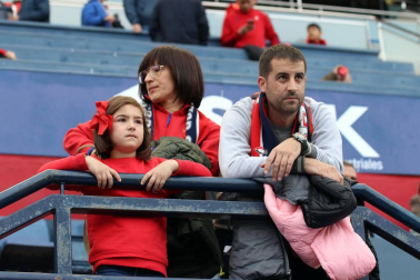 Fotos del búscate en la grada del Osasuna - Extremadura