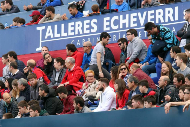 Fotos del búscate en la grada del Osasuna - Extremadura