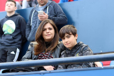Fotos del búscate en la grada del Osasuna - Extremadura