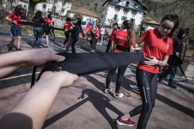 El frontón de Erratzu, localidad del valle de Baztan, fue el escenario este pasado fin de semana de la tercera jornada de los Juegos Deportivos de Navarra dentro de la modalidad de Deporte Rural o Herri Kirolak. Allí se dieron cita cerca de 400 jóvenes para practicar distintas modalidades.