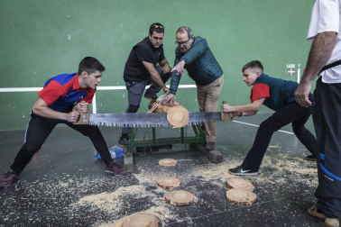 El frontón de Erratzu, localidad del valle de Baztan, fue el escenario este pasado fin de semana de la tercera jornada de los Juegos Deportivos de Navarra dentro de la modalidad de Deporte Rural o Herri Kirolak. Allí se dieron cita cerca de 400 jóvenes para practicar distintas modalidades.