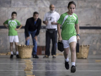 El frontón de Erratzu, localidad del valle de Baztan, fue el escenario este pasado fin de semana de la tercera jornada de los Juegos Deportivos de Navarra dentro de la modalidad de Deporte Rural o Herri Kirolak. Allí se dieron cita cerca de 400 jóvenes para practicar distintas modalidades.