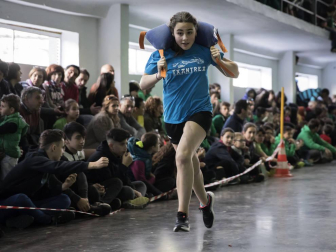 El frontón de Erratzu, localidad del valle de Baztan, fue el escenario este pasado fin de semana de la tercera jornada de los Juegos Deportivos de Navarra dentro de la modalidad de Deporte Rural o Herri Kirolak. Allí se dieron cita cerca de 400 jóvenes para practicar distintas modalidades.