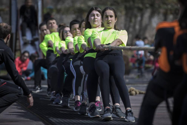 El frontón de Erratzu, localidad del valle de Baztan, fue el escenario este pasado fin de semana de la tercera jornada de los Juegos Deportivos de Navarra dentro de la modalidad de Deporte Rural o Herri Kirolak. Allí se dieron cita cerca de 400 jóvenes para practicar distintas modalidades.