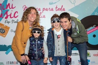 Tras las dos exitosas experiencias anteriores, Baluarte volvió a acoger un nuevo concierto de Minimusic, en este caso dedicado al rock internacional. La mañana del domingo 31 de marzo este recinto se llenó de familias que pudieron disfrutar de un repertorio en el que se alternaron artistas como Chuck Berry, Rolling Stones, Led Zeppelin, Deep Purple, AC/DC, Guns and Roses, Queen, hasta Ramones, Depeche Mode, The Doors o Red Hot Chili Peppers.