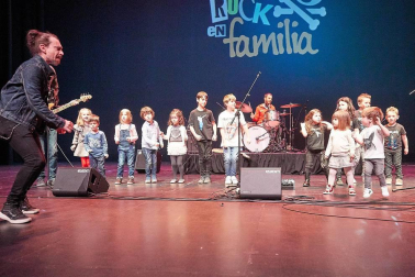 Tras las dos exitosas experiencias anteriores, Baluarte volvió a acoger un nuevo concierto de Minimusic, en este caso dedicado al rock internacional. La mañana del domingo 31 de marzo este recinto se llenó de familias que pudieron disfrutar de un repertorio en el que se alternaron artistas como Chuck Berry, Rolling Stones, Led Zeppelin, Deep Purple, AC/DC, Guns and Roses, Queen, hasta Ramones, Depeche Mode, The Doors o Red Hot Chili Peppers.