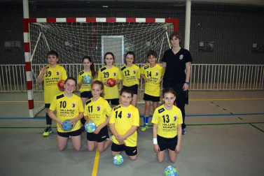 Cada fin de semana los Juegos Deportivos de Navarra inundan la geografía foral de distintas modalidades deportivas que movilizan a miles de pequeños deportistas navarros. Una de ellas es el balonmano, que cada fin de semana da lugar a alrededor de 70 partidos de las distintas categorías, desde prealevín a juvenil. Aquí mostramos una de esas jornadas en el polideportivo de la Rochapea.