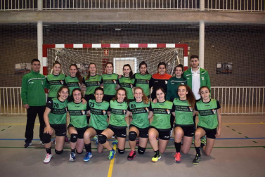 Cada fin de semana los Juegos Deportivos de Navarra inundan la geografía foral de distintas modalidades deportivas que movilizan a miles de pequeños deportistas navarros. Una de ellas es el balonmano, que cada fin de semana da lugar a alrededor de 70 partidos de las distintas categorías, desde prealevín a juvenil. Aquí mostramos una de esas jornadas en el polideportivo de la Rochapea.