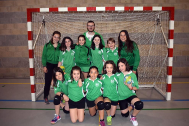 Cada fin de semana los Juegos Deportivos de Navarra inundan la geografía foral de distintas modalidades deportivas que movilizan a miles de pequeños deportistas navarros. Una de ellas es el balonmano, que cada fin de semana da lugar a alrededor de 70 partidos de las distintas categorías, desde prealevín a juvenil. Aquí mostramos una de esas jornadas en el polideportivo de la Rochapea.