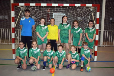 Cada fin de semana los Juegos Deportivos de Navarra inundan la geografía foral de distintas modalidades deportivas que movilizan a miles de pequeños deportistas navarros. Una de ellas es el balonmano, que cada fin de semana da lugar a alrededor de 70 partidos de las distintas categorías, desde prealevín a juvenil. Aquí mostramos una de esas jornadas en el polideportivo de la Rochapea.