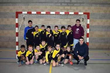 Cada fin de semana los Juegos Deportivos de Navarra inundan la geografía foral de distintas modalidades deportivas que movilizan a miles de pequeños deportistas navarros. Una de ellas es el balonmano, que cada fin de semana da lugar a alrededor de 70 partidos de las distintas categorías, desde prealevín a juvenil. Aquí mostramos una de esas jornadas en el polideportivo de la Rochapea.