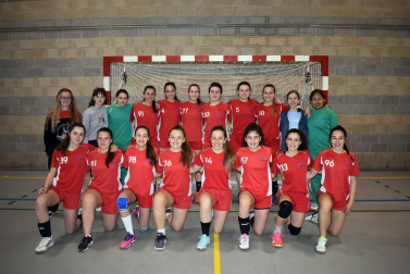 Cada fin de semana los Juegos Deportivos de Navarra inundan la geografía foral de distintas modalidades deportivas que movilizan a miles de pequeños deportistas navarros. Una de ellas es el balonmano, que cada fin de semana da lugar a alrededor de 70 partidos de las distintas categorías, desde prealevín a juvenil. Aquí mostramos una de esas jornadas en el polideportivo de la Rochapea.