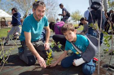 El parque central de Sarriguren fue el lugar elegido para celebrar, con los vecinos del valle de Egüés, el Día del Árbol. El evento se enmarcó dentro de las actividades organizadas en la Semana Medioambiental. Otras propuestas de la agenda fueron un espectáculo familiar, un cinefórum, un taller sobre el oficio de bombero o una charla sobre la construcción de cajas nido.
