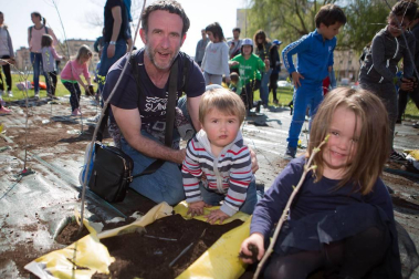 El parque central de Sarriguren fue el lugar elegido para celebrar, con los vecinos del valle de Egüés, el Día del Árbol. El evento se enmarcó dentro de las actividades organizadas en la Semana Medioambiental. Otras propuestas de la agenda fueron un espectáculo familiar, un cinefórum, un taller sobre el oficio de bombero o una charla sobre la construcción de cajas nido.