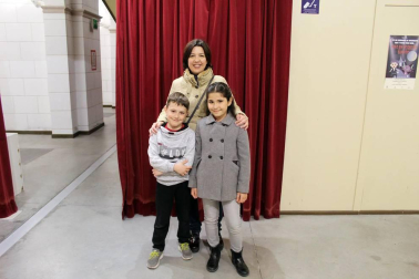 El Auditorio del Carmen sangüesino acogió el domingo 31 de marzo el teatro musical 'Niko el vampiro'. Creado por el grupo Tdiferencia y promocionado por la Asociación Red de Teatros de Navarra (RTN) y el Gobierno de Navarra, este espectáculo familiar muestra la igualdad ante la diferencia a través del vampiro Niko y su amiga Anika.