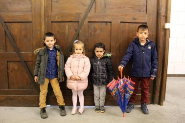 El Auditorio del Carmen sangüesino acogió el domingo 31 de marzo el teatro musical 'Niko el vampiro'. Creado por el grupo Tdiferencia y promocionado por la Asociación Red de Teatros de Navarra (RTN) y el Gobierno de Navarra, este espectáculo familiar muestra la igualdad ante la diferencia a través del vampiro Niko y su amiga Anika.