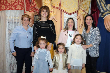 El sábado 30 de marzo, en doble sesión, la Casa de Cultura de Milagro acogió la última propuesta de Jana Producciones: Cenicienta y el zapatito de cristal. Se trata de una adaptación musical del famoso texto de Charles Perrault, uno de los cuentos de hadas más famosos de la historia. Una puesta en escena llena de magia y la animada banda sonora trasladó a los presentes a este mundo de sueños.