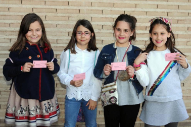 El sábado 30 de marzo, en doble sesión, la Casa de Cultura de Milagro acogió la última propuesta de Jana Producciones: Cenicienta y el zapatito de cristal. Se trata de una adaptación musical del famoso texto de Charles Perrault, uno de los cuentos de hadas más famosos de la historia. Una puesta en escena llena de magia y la animada banda sonora trasladó a los presentes a este mundo de sueños.