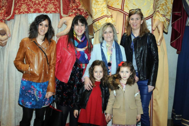 El sábado 30 de marzo, en doble sesión, la Casa de Cultura de Milagro acogió la última propuesta de Jana Producciones: Cenicienta y el zapatito de cristal. Se trata de una adaptación musical del famoso texto de Charles Perrault, uno de los cuentos de hadas más famosos de la historia. Una puesta en escena llena de magia y la animada banda sonora trasladó a los presentes a este mundo de sueños.