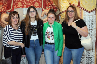 El sábado 30 de marzo, en doble sesión, la Casa de Cultura de Milagro acogió la última propuesta de Jana Producciones: Cenicienta y el zapatito de cristal. Se trata de una adaptación musical del famoso texto de Charles Perrault, uno de los cuentos de hadas más famosos de la historia. Una puesta en escena llena de magia y la animada banda sonora trasladó a los presentes a este mundo de sueños.