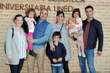 El sábado 30 de marzo, en doble sesión, la Casa de Cultura de Milagro acogió la última propuesta de Jana Producciones: Cenicienta y el zapatito de cristal. Se trata de una adaptación musical del famoso texto de Charles Perrault, uno de los cuentos de hadas más famosos de la historia. Una puesta en escena llena de magia y la animada banda sonora trasladó a los presentes a este mundo de sueños.