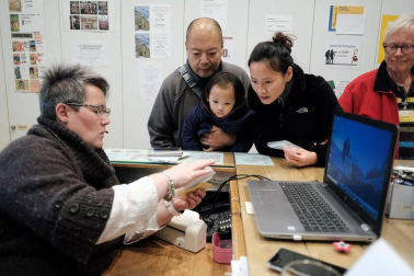 Dos peregrinas expilotos de las fuerzas aéreas norteamericanas, una profesora coreana, una abogada belga, una camarera de alaska, un químico de Barcelona, un estudiante  alemán,  un matrimonio de brasil, otro de Taiwan con su hija de 2 años... ¿por qué recorren los peregrinos el camino de Santiago?