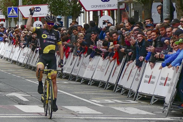 El francés Jonathan Hivert, del equipo Direct Energie, ganó el XXI Gran Premio Induráin, disputado en Navarra con un recorrido de 193 kilómetros, con salida y llegada en Estella.
