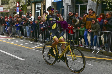 El francés Jonathan Hivert, del equipo Direct Energie, ganó el XXI Gran Premio Induráin, disputado en Navarra con un recorrido de 193 kilómetros, con salida y llegada en Estella.