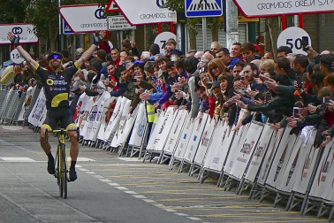 El francés Jonathan Hivert, del equipo Direct Energie, ganó el XXI Gran Premio Induráin, disputado en Navarra con un recorrido de 193 kilómetros, con salida y llegada en Estella.
