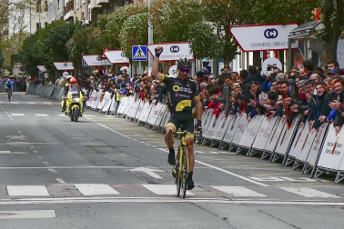 El francés Jonathan Hivert, del equipo Direct Energie, ganó el XXI Gran Premio Induráin, disputado en Navarra con un recorrido de 193 kilómetros, con salida y llegada en Estella.