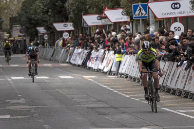 El francés Jonathan Hivert, del equipo Direct Energie, ganó el XXI Gran Premio Induráin, disputado en Navarra con un recorrido de 193 kilómetros, con salida y llegada en Estella.