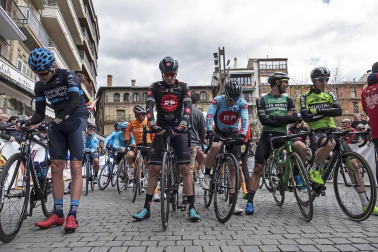 El francés Jonathan Hivert, del equipo Direct Energie, ganó el XXI Gran Premio Induráin, disputado en Navarra con un recorrido de 193 kilómetros, con salida y llegada en Estella.