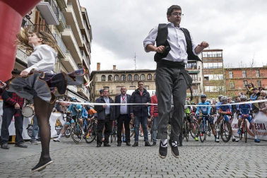 El francés Jonathan Hivert, del equipo Direct Energie, ganó el XXI Gran Premio Induráin, disputado en Navarra con un recorrido de 193 kilómetros, con salida y llegada en Estella.