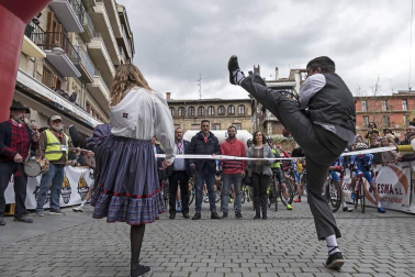 El francés Jonathan Hivert, del equipo Direct Energie, ganó el XXI Gran Premio Induráin, disputado en Navarra con un recorrido de 193 kilómetros, con salida y llegada en Estella.