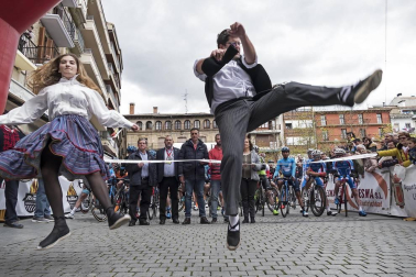 El francés Jonathan Hivert, del equipo Direct Energie, ganó el XXI Gran Premio Induráin, disputado en Navarra con un recorrido de 193 kilómetros, con salida y llegada en Estella.