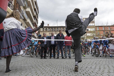 El francés Jonathan Hivert, del equipo Direct Energie, ganó el XXI Gran Premio Induráin, disputado en Navarra con un recorrido de 193 kilómetros, con salida y llegada en Estella.