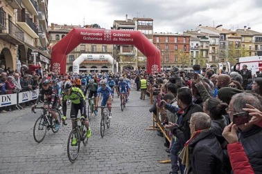 El francés Jonathan Hivert, del equipo Direct Energie, ganó el XXI Gran Premio Induráin, disputado en Navarra con un recorrido de 193 kilómetros, con salida y llegada en Estella.