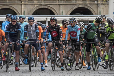 El francés Jonathan Hivert, del equipo Direct Energie, ganó el XXI Gran Premio Induráin, disputado en Navarra con un recorrido de 193 kilómetros, con salida y llegada en Estella.
