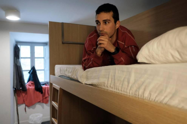 Dos peregrinas expilotos de las fuerzas aéreas norteamericanas, una profesora coreana, una abogada belga, una camarera de alaska, un químico de Barcelona, un estudiante  alemán,  un matrimonio de brasil, otro de Taiwan con su hija de 2 años... ¿por qué recorren los peregrinos el camino de Santiago?