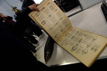 El grupo Tedax de la Policía Nacional ha desactivado más de 6.000 artefactos explosivos desde el fin de la Guerra Civil española.