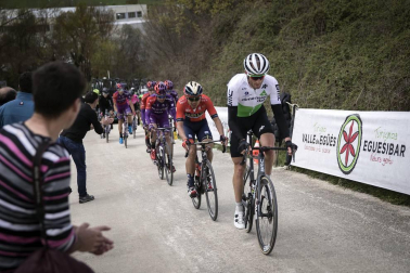 El francés Julian Alaphilippe (Deceuninck-Quick Step) cumplió los pronósticos y fue el vencedor en la segunda etapa de la Itzulia 2019, una jornada entre Zumárraga y Gorraiz de 149,5 kms.