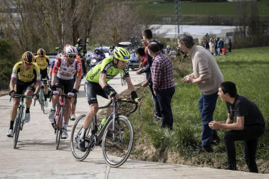 El francés Julian Alaphilippe (Deceuninck-Quick Step) cumplió los pronósticos y fue el vencedor en la segunda etapa de la Itzulia 2019, una jornada entre Zumárraga y Gorraiz de 149,5 kms.