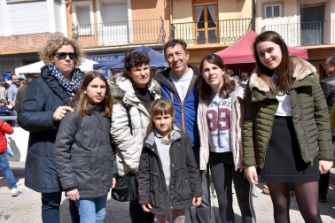Los ablitenses celebraron del 5 al 7 de abril el veinticinco aniversario de la recuperación del baile del plego a cargo del grupo de danzas mendianike. El amplio programa de actividades tuvo su culmen el domingo con la tradicional representación de este baile popular en la plaza del pueblo. ¡Click! Se acercó a este acto y a la feria de artesanía.
