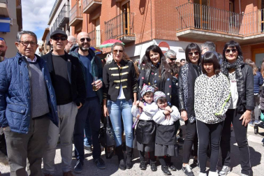 Los ablitenses celebraron del 5 al 7 de abril el veinticinco aniversario de la recuperación del baile del plego a cargo del grupo de danzas mendianike. El amplio programa de actividades tuvo su culmen el domingo con la tradicional representación de este baile popular en la plaza del pueblo. ¡Click! Se acercó a este acto y a la feria de artesanía.