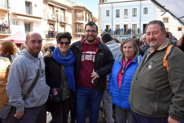 Los ablitenses celebraron del 5 al 7 de abril el veinticinco aniversario de la recuperación del baile del plego a cargo del grupo de danzas mendianike. El amplio programa de actividades tuvo su culmen el domingo con la tradicional representación de este baile popular en la plaza del pueblo. ¡Click! Se acercó a este acto y a la feria de artesanía.